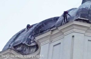 Montefiascone - I rocciatori in azione sulla cupola di Santa Margherita