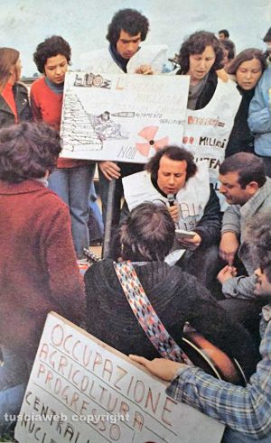 Montalto di castro - Don Franco (al centro) durante una manifestazione contro il nucleare