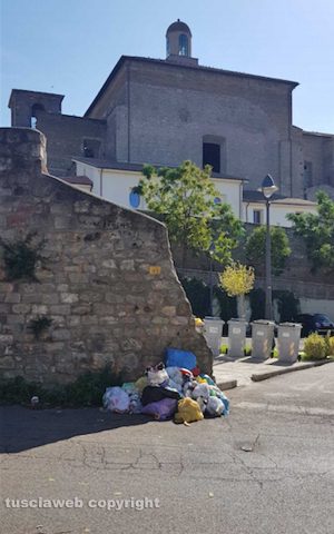 Viterbo - Rifiuti tra via Lorenzo da Viterbo e via Tedeschi