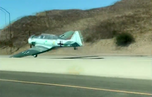 California - Aereo atterra in autostrada