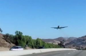 California - Aereo atterra in autostrada