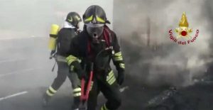 Guidonia - Autocarro in fiamme sull'A1 - L'intervento dei vigili del fuoco