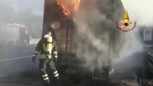 Guidonia - Autocarro in fiamme sull'A1 - L'intervento dei vigili del fuoco