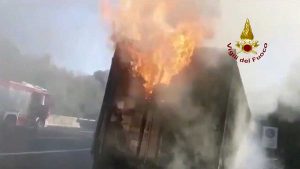 Guidonia - Autocarro in fiamme sull'A1 - L'intervento dei vigili del fuoco