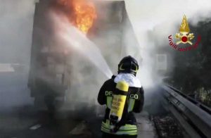 Guidonia - Autocarro in fiamme sull'A1 - L'intervento dei vigili del fuoco