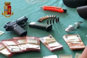 Il materiale sequestrato dopo l'inseguimento della Polstrada