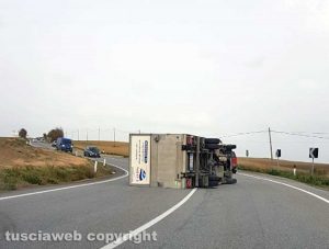 Tarquinia - Il camion ribaltato sull'Aurelia bis