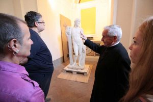Un momento della visita al Cristo Portacroce di Michelangelo