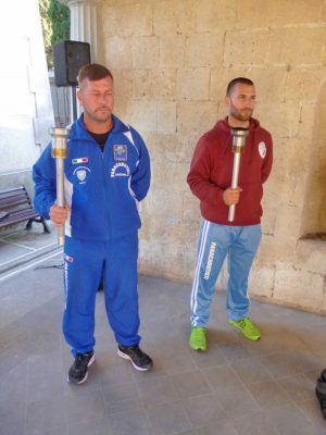 Gianluca Toniche e l'altro tedoforo