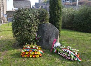 Viterbo - Gli omaggi floreali al monumento degli infoibati