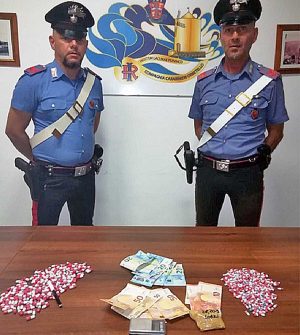 Capalbio - L'ecstasy e i soldi sequestrati dai carabinieri