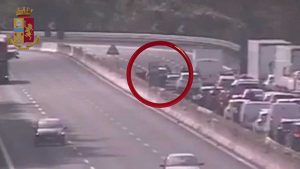 Polizia stradale - Inseguimento banditi in autostrada