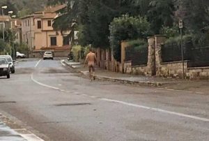 Uomo nudo per le strade di Bolsena