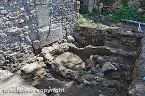 Vetralla - Reperti esterni alla chiesa di Foro Cassio