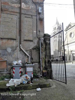 Viterbo - Spazzatura a piazza San Lorenzo