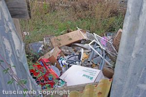 Viterbo - Una piccola discarica ricavata all'interno del "Colosseo"