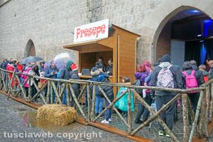 Viterbo - Turisti in fila al Caffeina Christmas Village