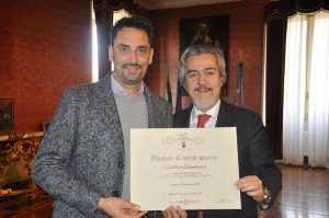 Gustavo Sandrucci premiato dal senatore Battistoni