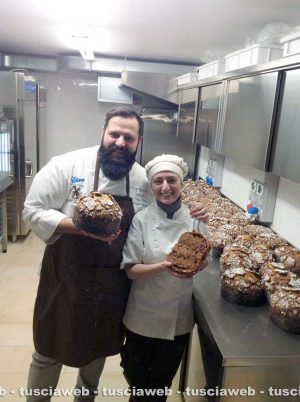 Francesca Castignani e Armando Palmieri nel laboratorio della Belle Helene per preparare i panettoni