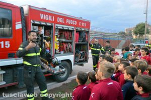Tarquinia - I bambini con un vigile del fuoco