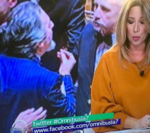 La foto di Battistoni rilanciata da La7