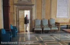 Viterbo - Comune - Il sindaco Arena esce dalla riunione