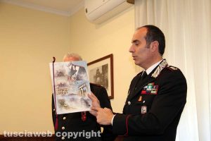 Il tenente colonnello PIerugo Todini illustra il calendario dell'Arma dei carabinieri