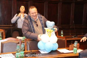 Viterbo - Il consiglio comunale festeggia il neo papà Gianluca Grancini