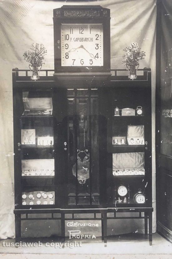 Interno-negozio-in-Corso-Italia-orologiaio-Garberoli-Francesco