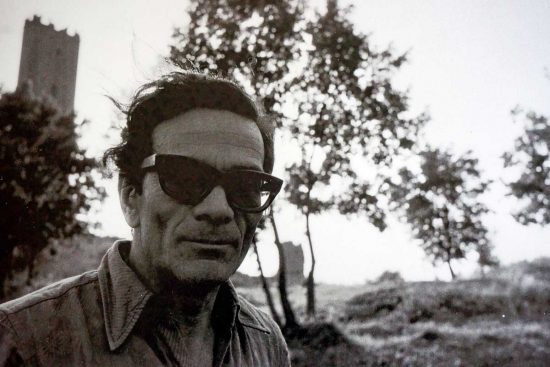 Pier Paolo Pasolini e sullo sfondo la torre di Chia