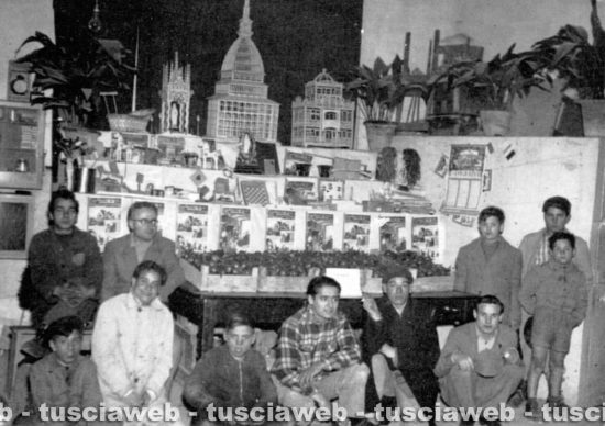 Prima del 1959 - Foto di gruppo a San Leonardo davanti alla pesca di beneficenza