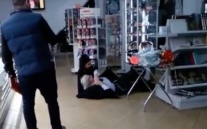 Sgarbi si rotola a terra in autogrill
