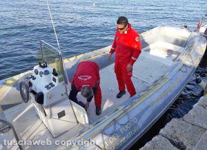 Montefiascone – Le ricerche del ragazzo scomparso - Il gommone dei sommozzatori dei vigili del fuoco di Viterbo
