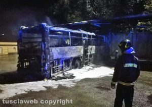 Bagnoregio - Il bus distrutto dalle fiamme