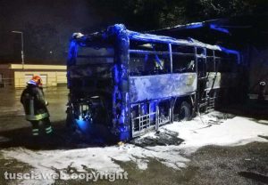 Bagnoregio - Il bus distrutto dalle fiamme