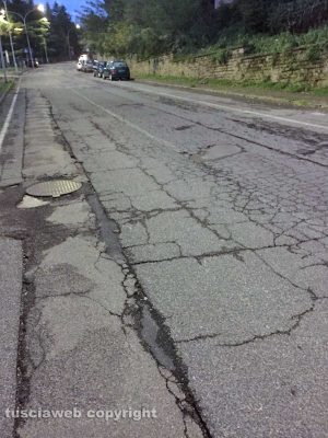 Viterbo - Via della Pila - La strada rovinata