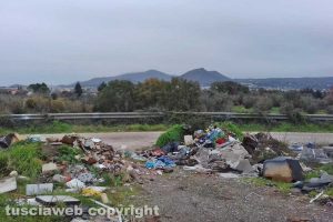 Viterbo - Rifiuti alle porte della città