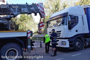 Viterbo - Camion in panne blocca via Genova
