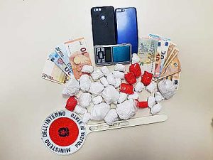 I 34 involucri di cocaina sequestrati dalla polizia