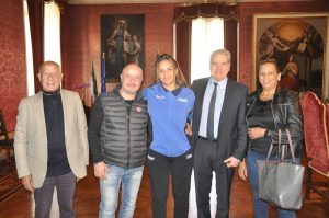 Viterbo - L'atleta Melissa Gemini con i familiari e il sindaco Giovanni Maria Arena
