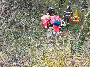 Perugia - Fuori strada con l'auto, nonna e nipote precipitano in acqua