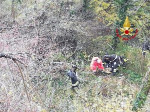 Perugia - Fuori strada con l'auto, nonna e nipote precipitano in acqua