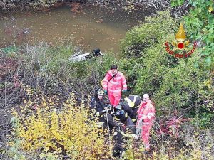 Perugia - Fuori strada con l'auto, nonna e nipote precipitano in acqua