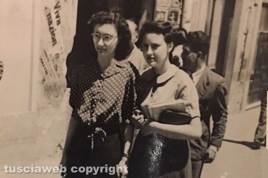 1945---Le-signorine-Capobianchi-e-D'Alessandro-a-spasso-in-Piazza-delle-Erbe
