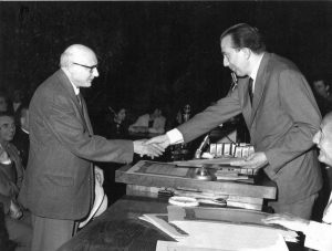  Andreotti consegna il diploma a Francesco Capobianchi nel 1963