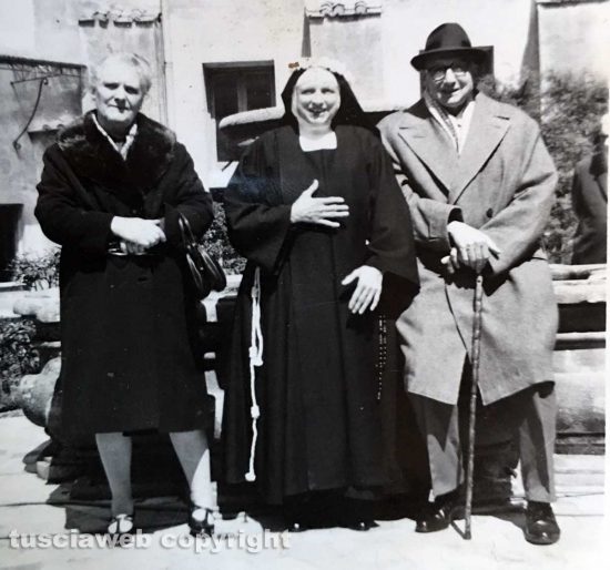 1971 - Viterbo - Cortile interno al monastero di Santa Rosa con suor Maria Paolina