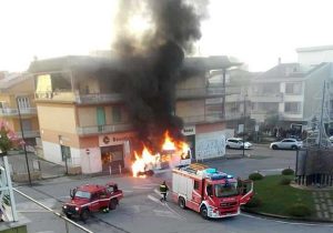 Civita Castellana - Il furgoncino in fiamme a piazza della Liberazione 