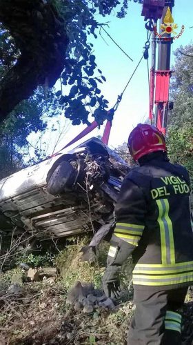 L'intervento dei vigili del fuoco per l'incidente a Tolfa