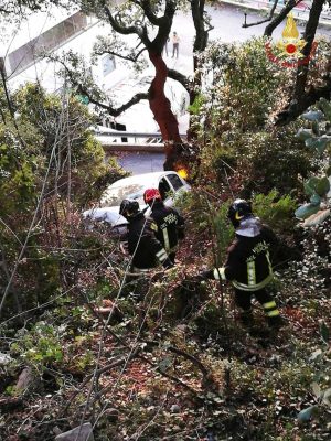 L'intervento dei vigili del fuoco per l'incidente a Tolfa