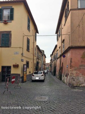 Tuscania - Parcheggi selvaggi nel centro storico
